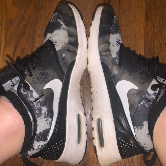 Size 8 Nike Sneakers - Picture 6 of 8